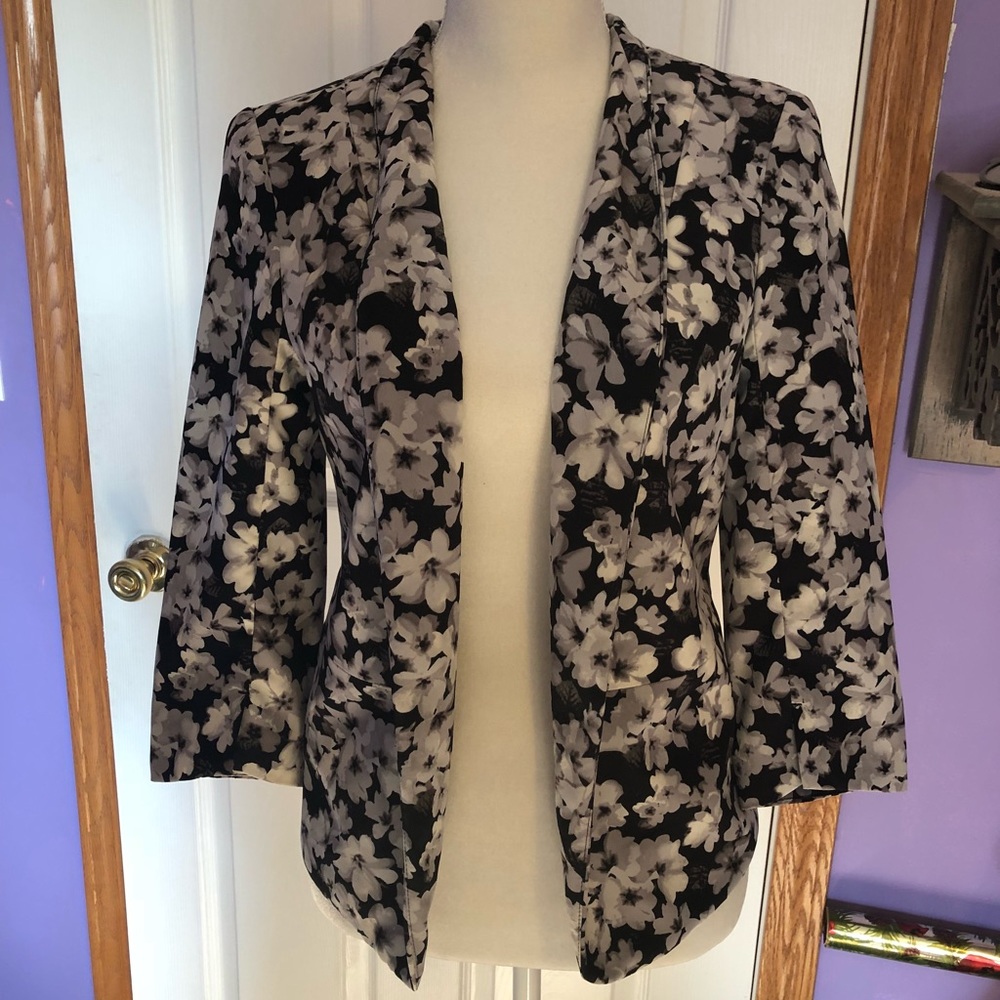 LC black and white floral blazer